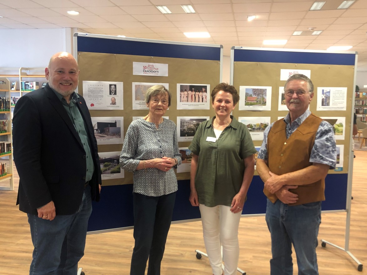 Bürgermeister Thomas Beckmann, Irene Lühdorff von der Geschichtswerkstatt, die Leiterin der Stadtbücherei Kristina Preiß sowie Rudolf Timm von der Ge-schichtswerkstatt freuen sich über die gelungene Ausstellungseröffnung 